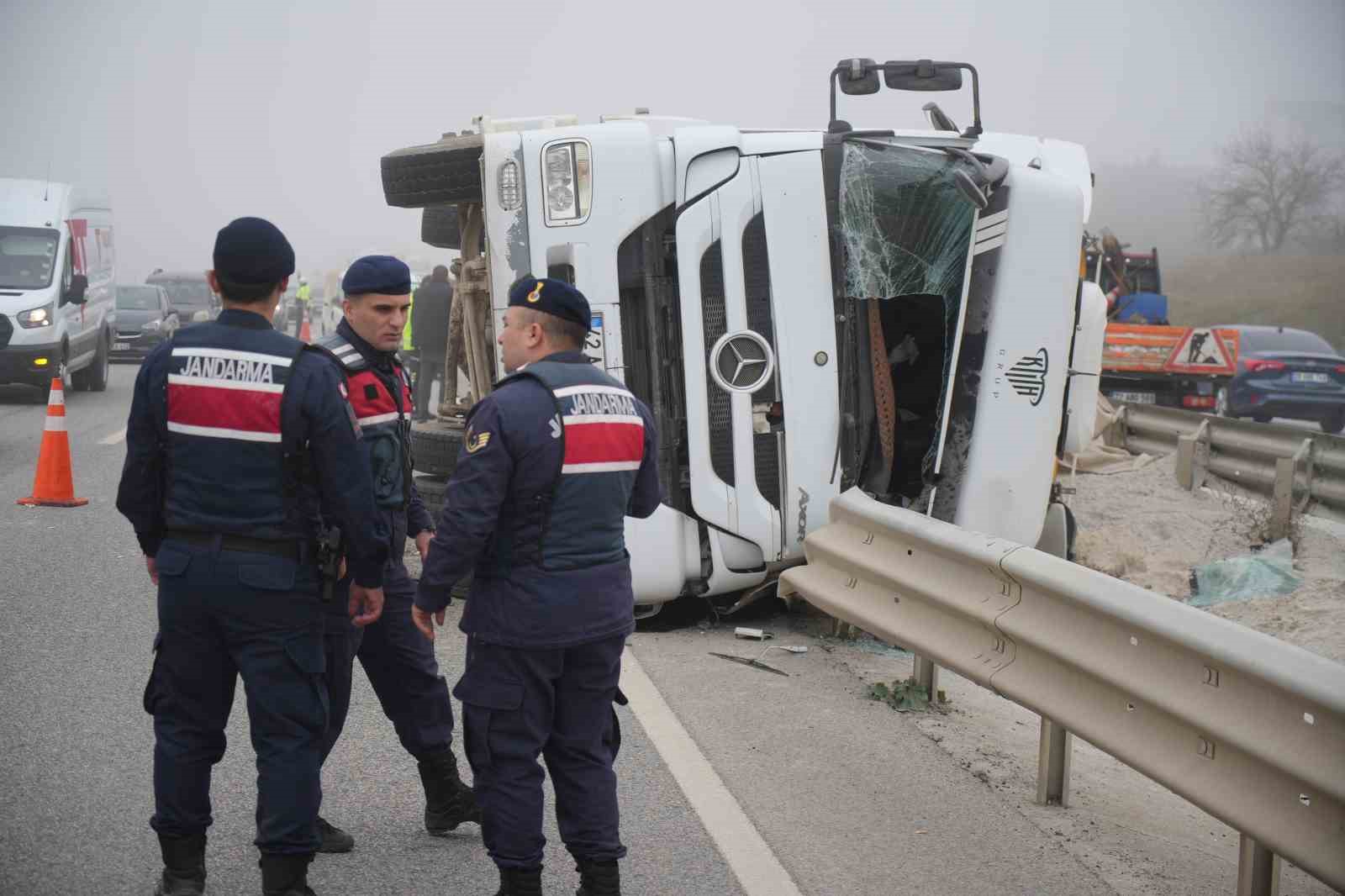kum yuklu tir devrildi sikisan surucu itfaiye tarafindan kurtarildi 4 i4jrnzzI