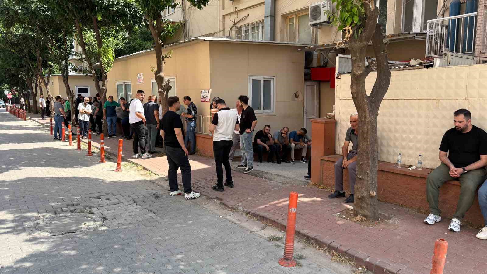 Kumarbaz bekçi, boşanma aşamasındaki eşini kızının yanında uyurken öldürmüş 4 kumarbaz bekci bosanma asamasindaki esini kizinin yaninda uyurken oldurmus 0 tkRnthbO