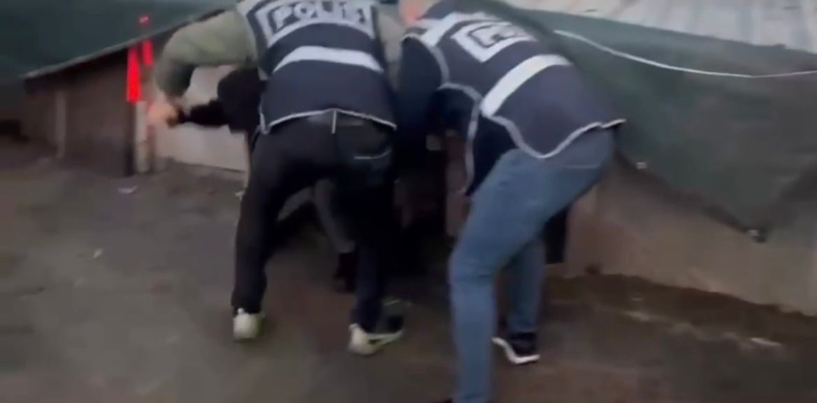 Kümesten gelen öksürük sesi, 44 yıl hapis cezası olan firariyi yakalattı 4 kumesten gelen oksuruk sesi 44 yil hapis cezasi olan firariyi yakalatti 0 jfz26IvA