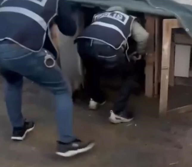 Kümesten gelen öksürük sesi, 44 yıl hapis cezası olan firariyi yakalattı 5 kumesten gelen oksuruk sesi 44 yil hapis cezasi olan firariyi yakalatti 1 CCCU1GqF