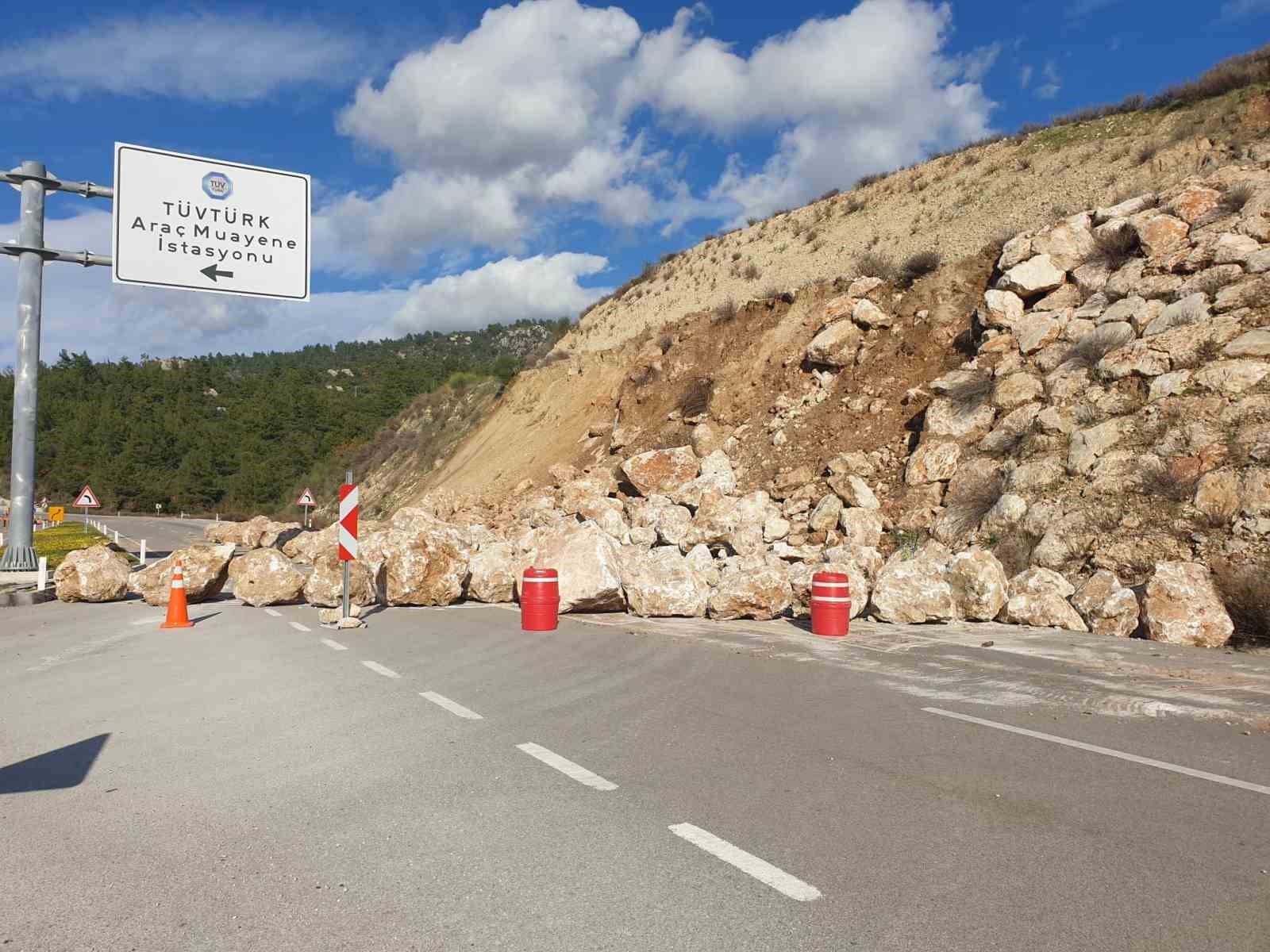 kumluca kemer karayolunda toprak kaymasi heyelani onlemek icin orulen duvardaki kayalar yola sacildi 0 RiuiY3T1