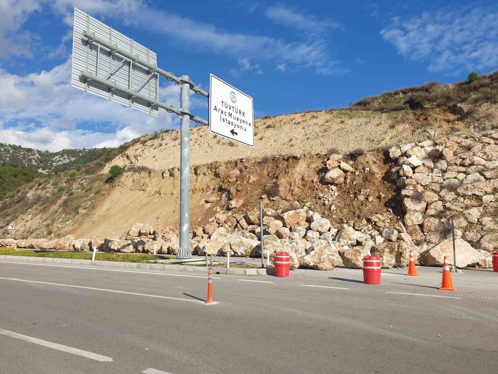 kumluca kemer karayolunda toprak kaymasi heyelani onlemek icin orulen duvardaki kayalar yola sacildi 2 56mjFnpz