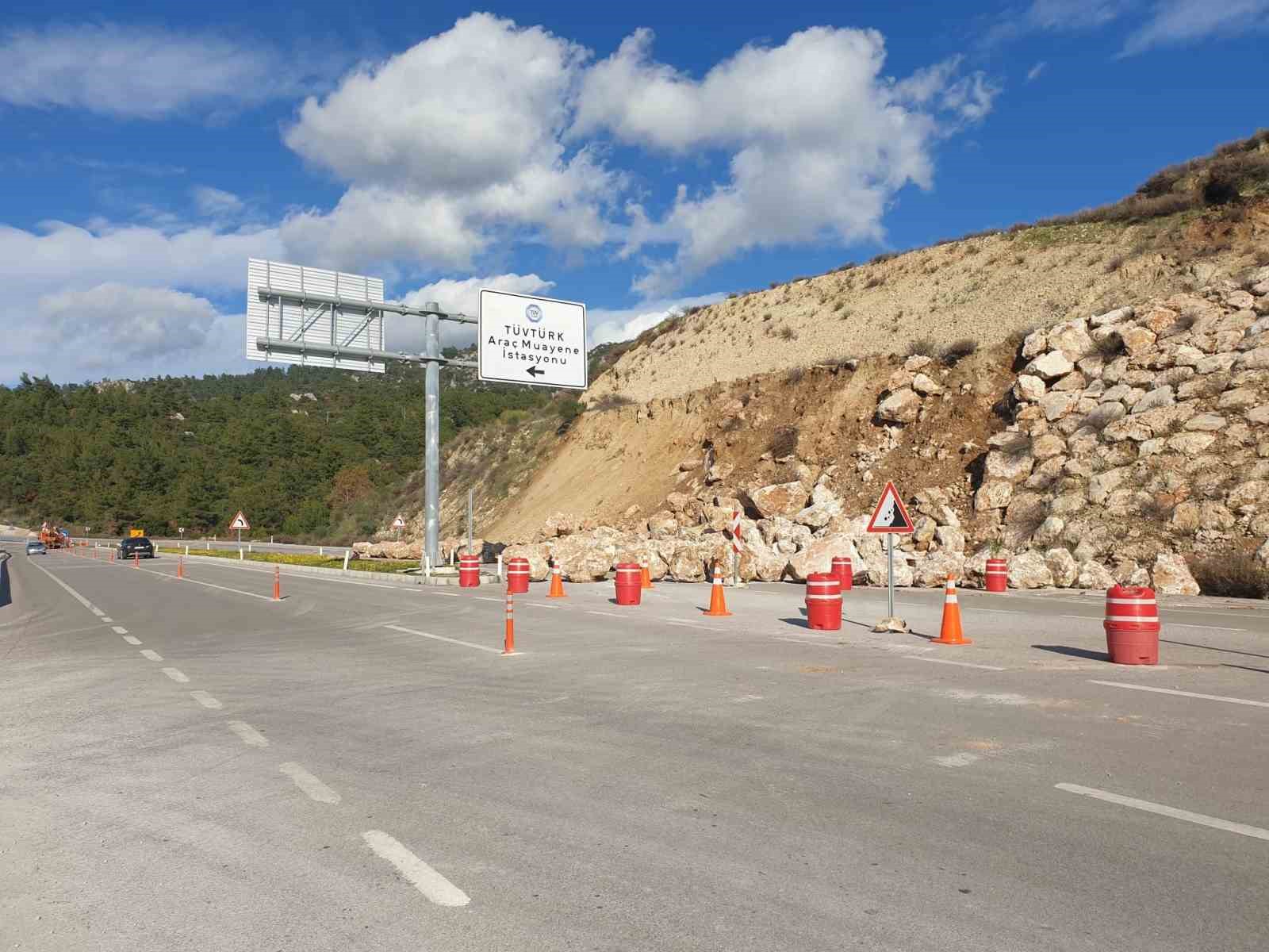 kumluca kemer karayolunda toprak kaymasi heyelani onlemek icin orulen duvardaki kayalar yola sacildi 4 sumKPILr