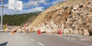 kumluca-kemer-karayolunda-toprak-kaymasi-heyelani-onlemek-icin-orulen-duvardaki-kayalar-yola-sacildi-qEzvHG7k.jpg
