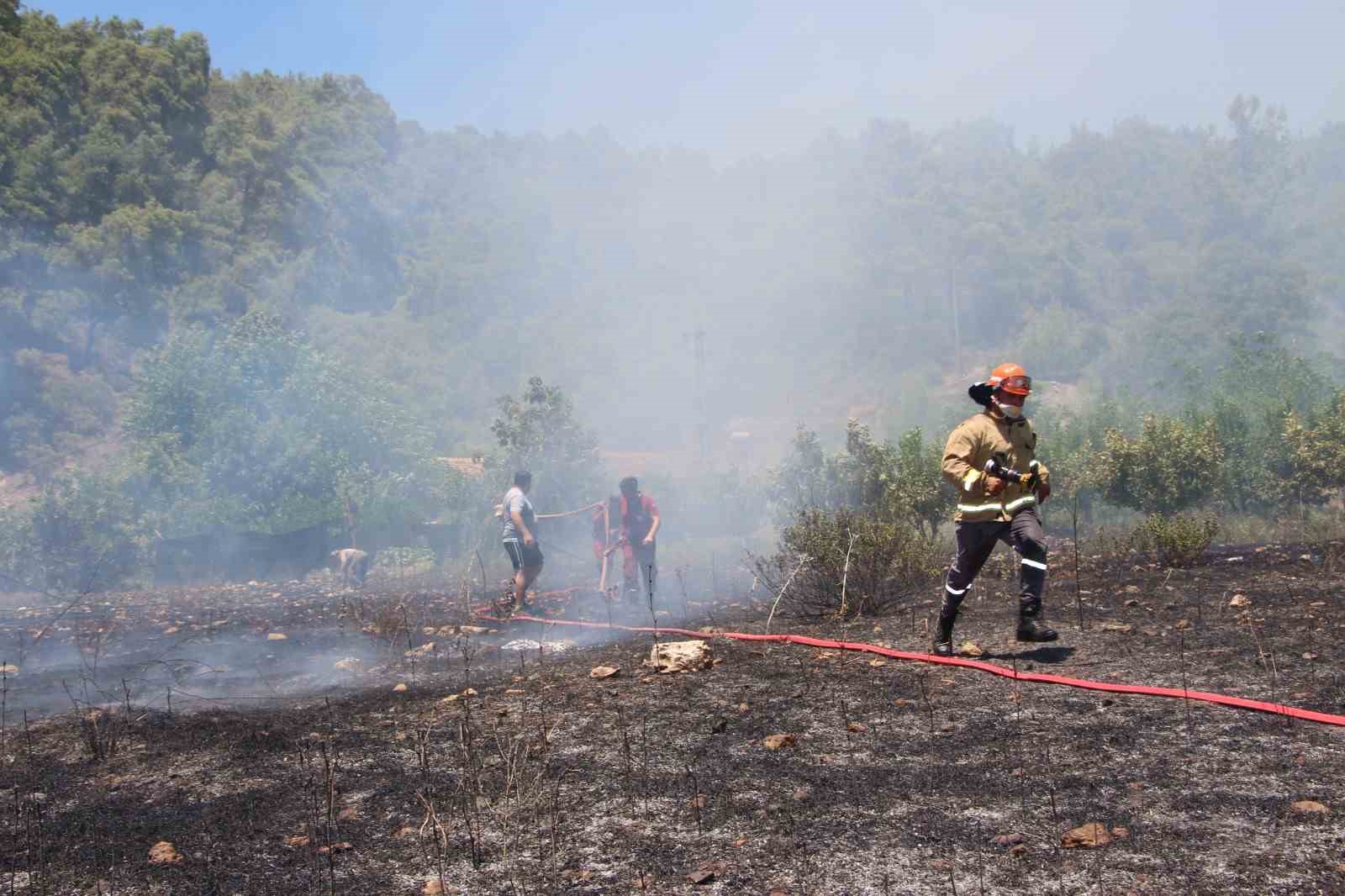kumlucada makilik alanda cikan yangin evlere ve ormanlik alana sicramadan sonduruldu 3 9cseVBt6