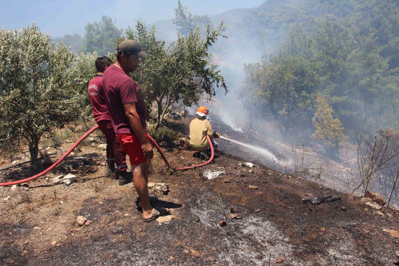kumlucada makilik alanda cikan yangin evlere ve ormanlik alana sicramadan sonduruldu 4 MfKYkYig