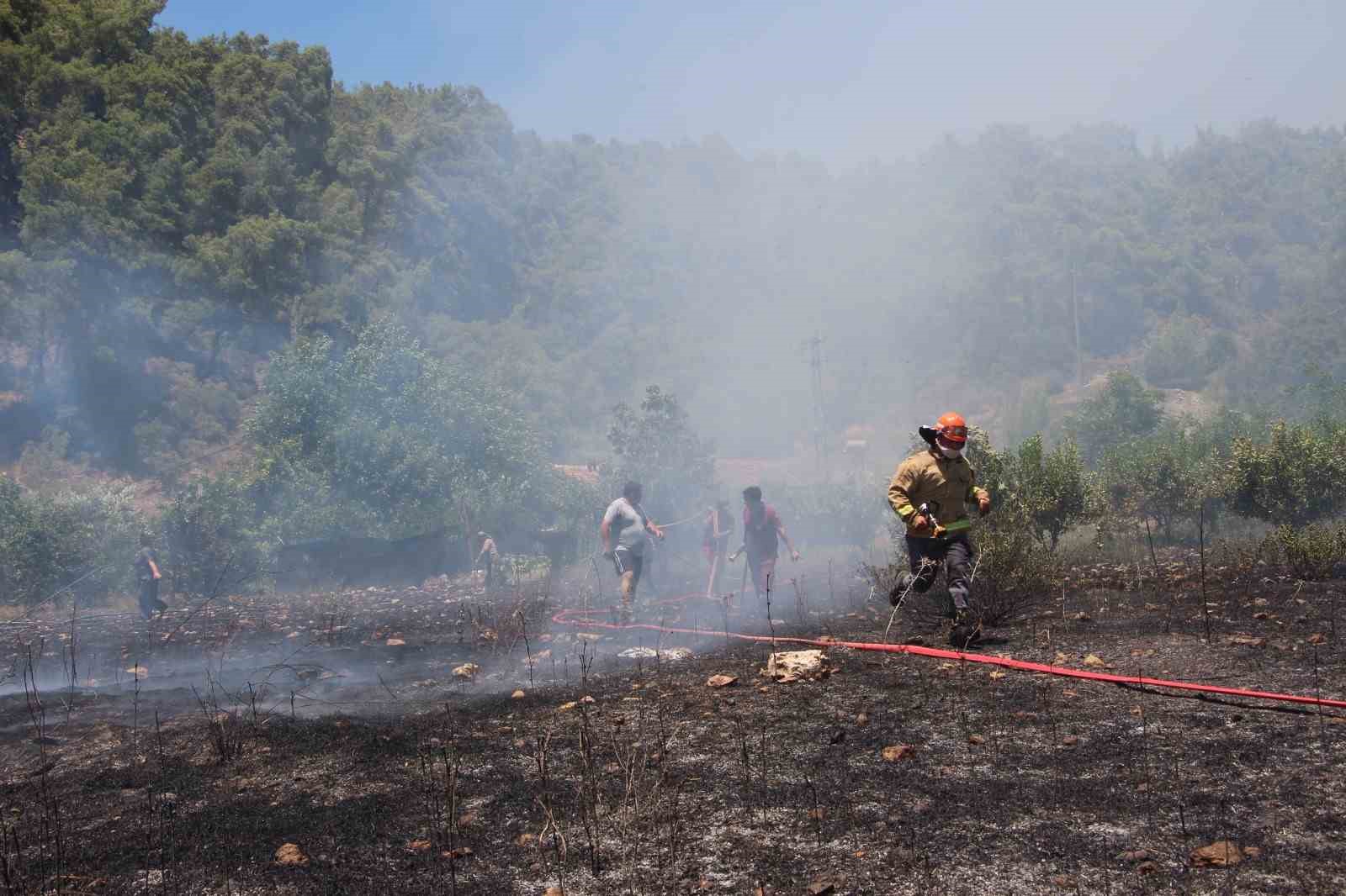 kumlucada makilik alanda cikan yangin evlere ve ormanlik alana sicramadan sonduruldu 5