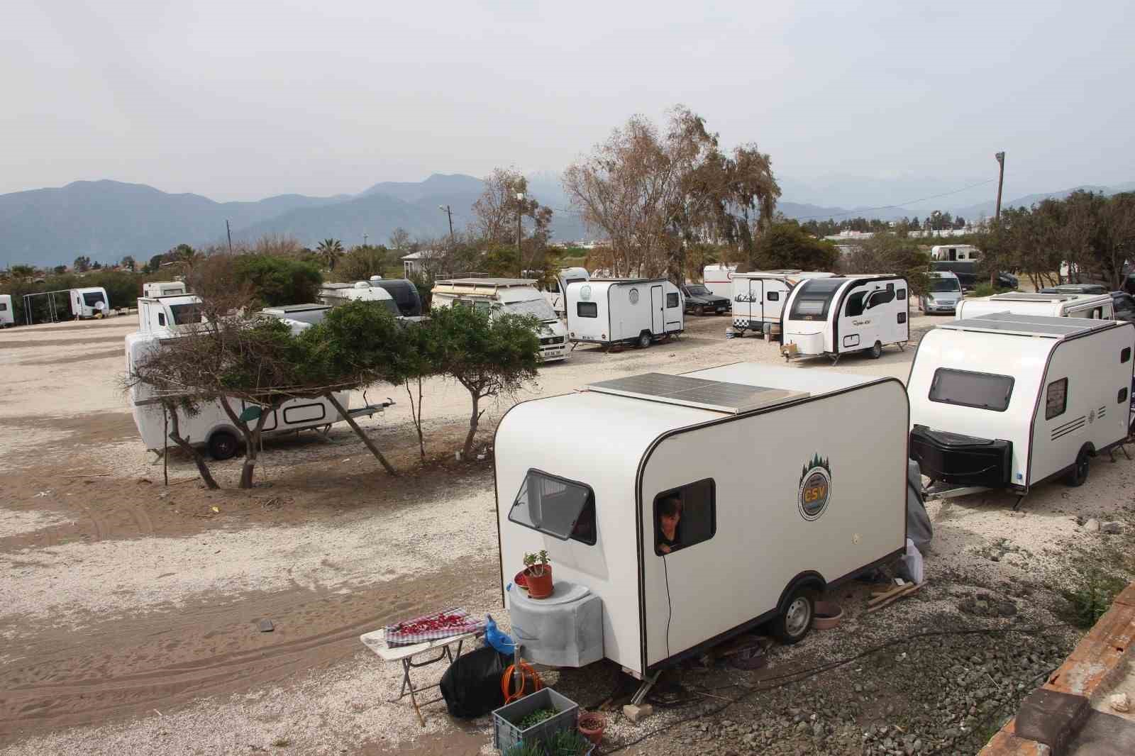 kumlucada sahil ve kamu alanlarinda karavan konaklamasi yasaklandi karavancilar bolgeden cikarildi 4 O6HUfMVK