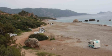 kumlucada-sahil-ve-kamu-alanlarinda-karavan-konaklamasi-yasaklandi-karavancilar-bolgeden-cikarildi-dRwzqeYY.jpg