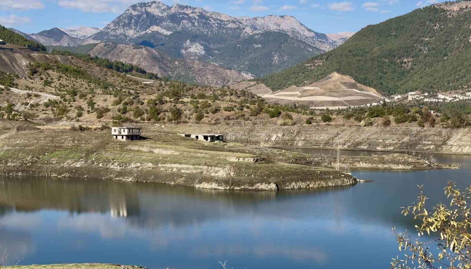 kuraklik kibrisa icme suyu saglayan baraji da vurdu su altindaki koy ortaya cikti 1 GFDvSIls
