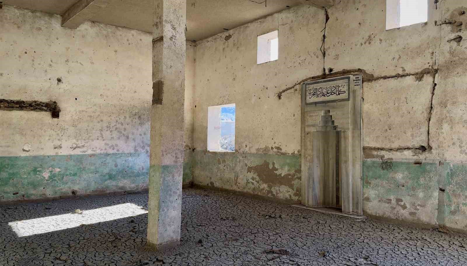 kuraklik kibrisa icme suyu saglayan baraji da vurdu su altindaki koy ortaya cikti 13 ahnqZsnA