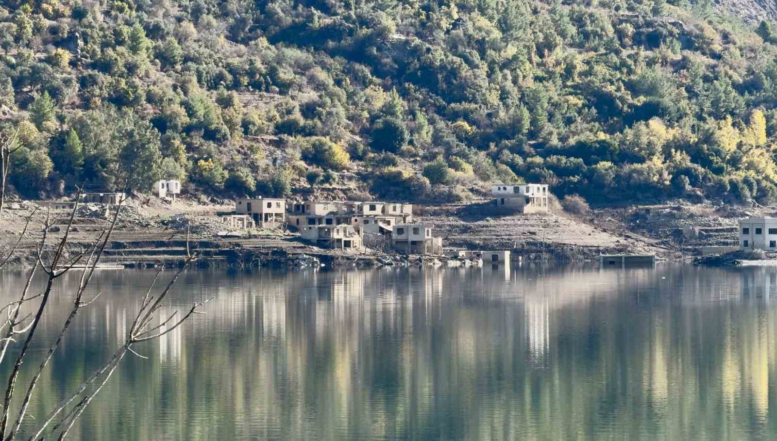 kuraklik kibrisa icme suyu saglayan baraji da vurdu su altindaki koy ortaya cikti 4 rdKJasjq