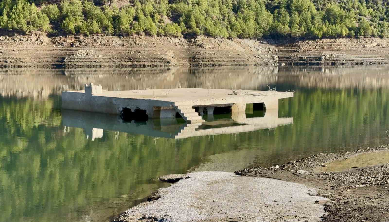 kuraklik kibrisa icme suyu saglayan baraji da vurdu su altindaki koy ortaya cikti 5 QASPbRWa
