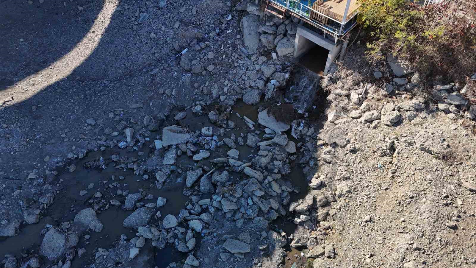 kuraklik nedeniyle seyhan nehrine su verilmeyince atik su gercegi ortaya cikti 4 bU5OL6ba