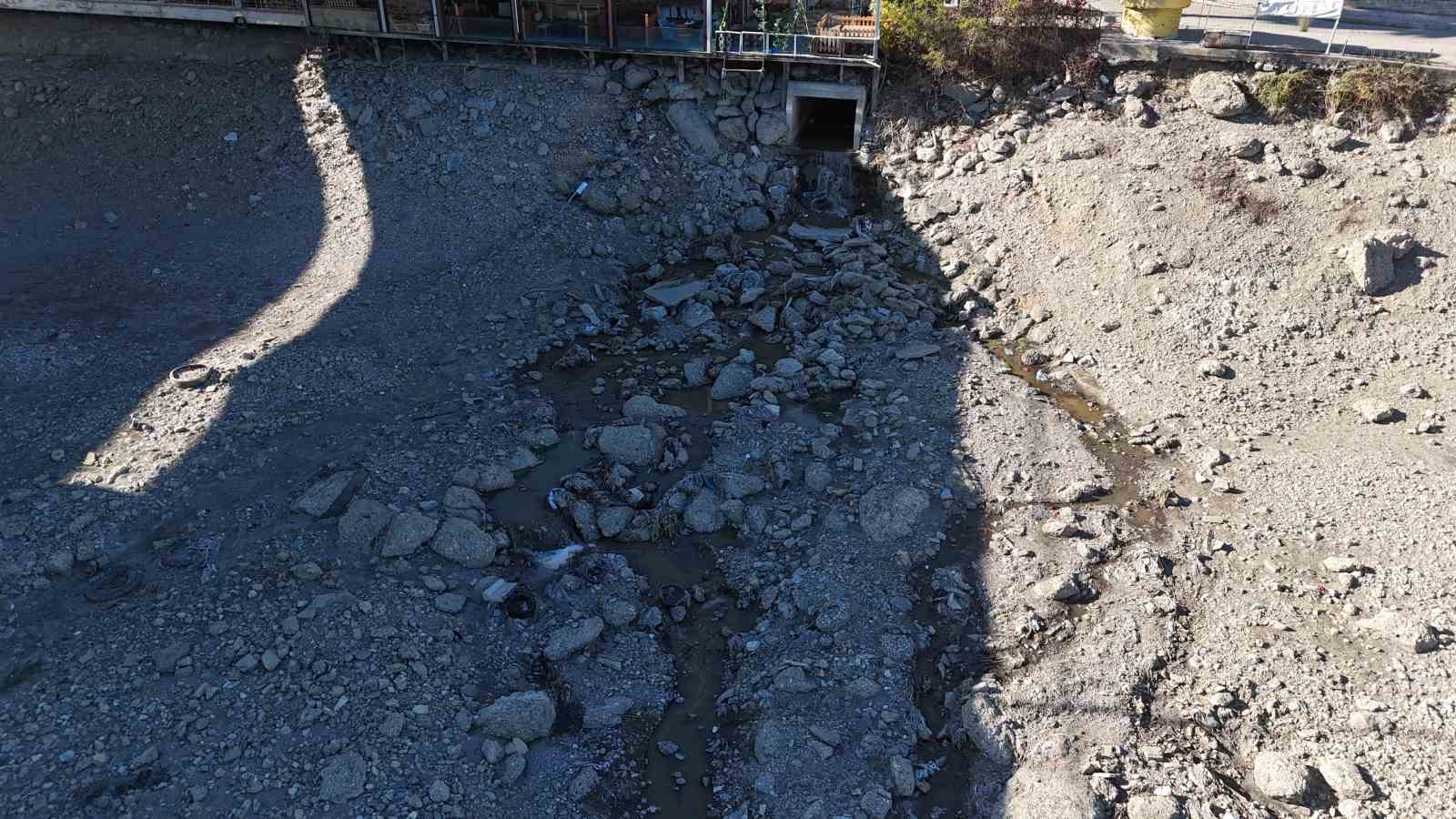 kuraklik nedeniyle seyhan nehrine su verilmeyince atik su gercegi ortaya cikti 5