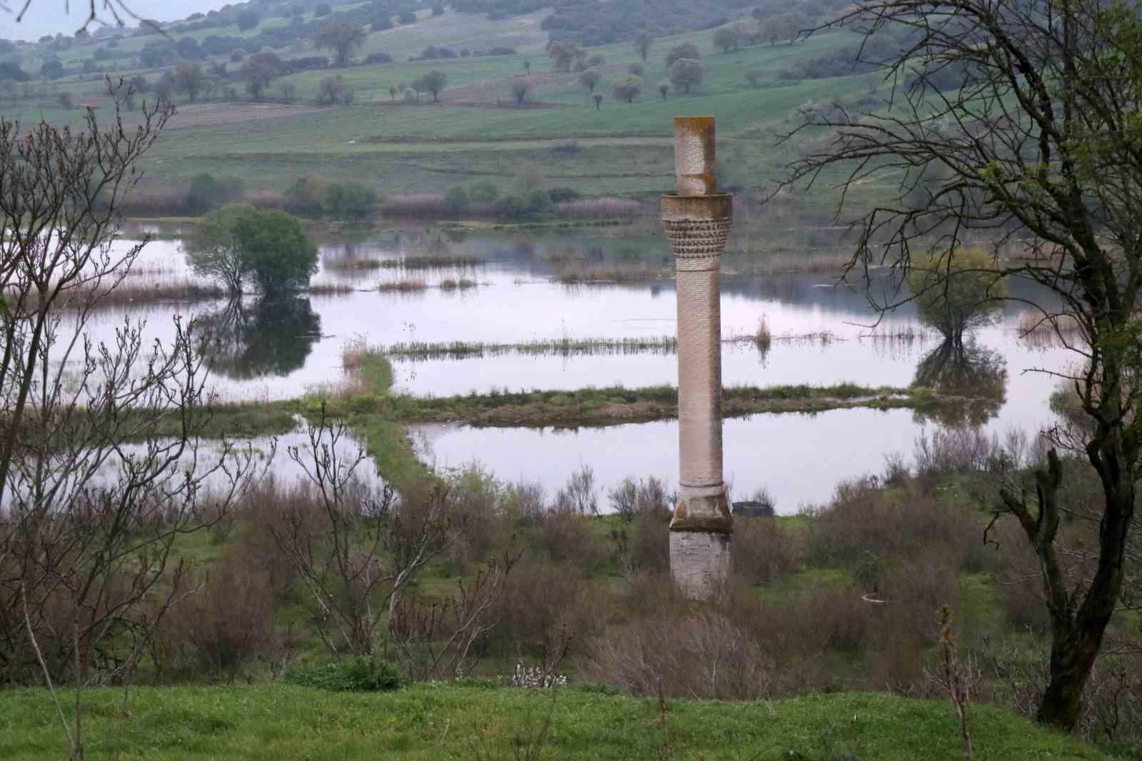 kuraklikta ortaya cikan eski yerlesim alani 6 yil sonra yeniden sulara gomuldu 2