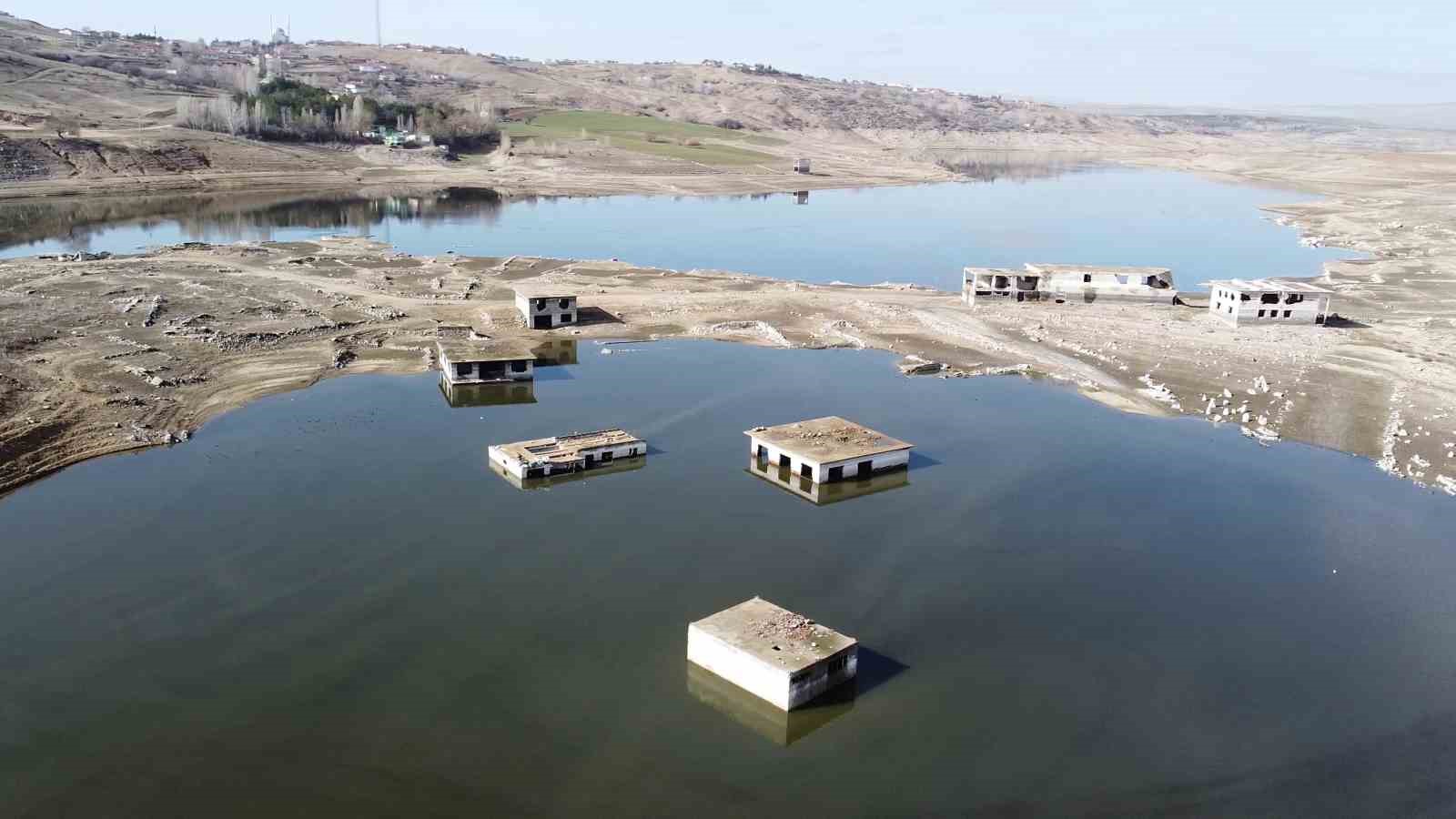 kuraklikta ortaya cikmisti yagislarla yeniden kayboldu 3 1tfMIR5R