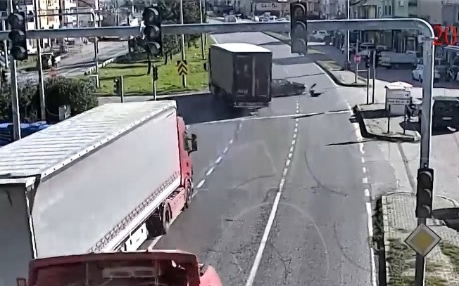 kural ihlalleri kazalara yol acti o anlar kameraya yansidi 1 cUR297FC