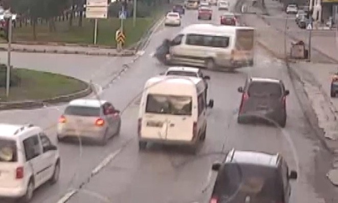 kural ihlalleri kazalara yol acti o anlar kameraya yansidi 2 TBnJYwRj