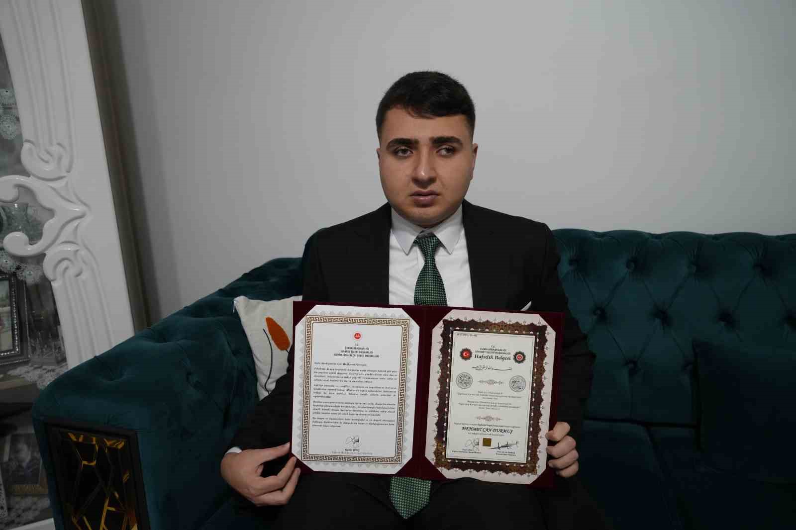kuran i kerim aski gormeyen gozu oldu 1 yilda hafiz oldu 0 f46cRI5T