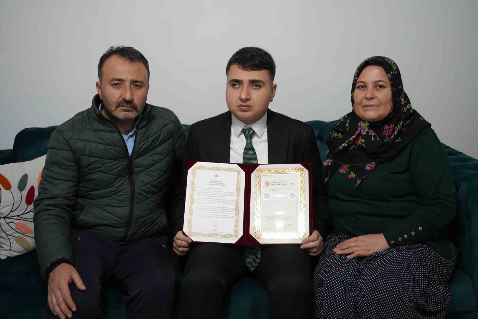 kuran i kerim aski gormeyen gozu oldu 1 yilda hafiz oldu 6 P7P2CESb