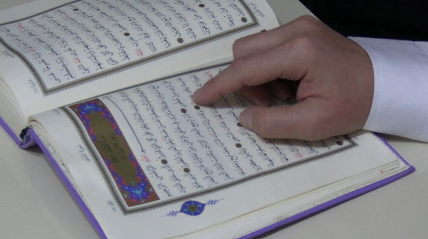Kur’an-ı Kerim’i ezberlemenin ötesine geçti: Ayetlerin sayfasını ve satırını saniyeler içinde söylüyor 8 kuran i kerimi ezberlemenin otesine gecti ayetlerin sayfasini ve satirini saniyeler icinde soyluyor 4 yMD1ENMf