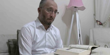 kuran-i-kerimi-ezberlemenin-otesine-gecti-ayetlerin-sayfasini-ve-satirini-saniyeler-icinde-soyluyor-XXJO93PD.jpg