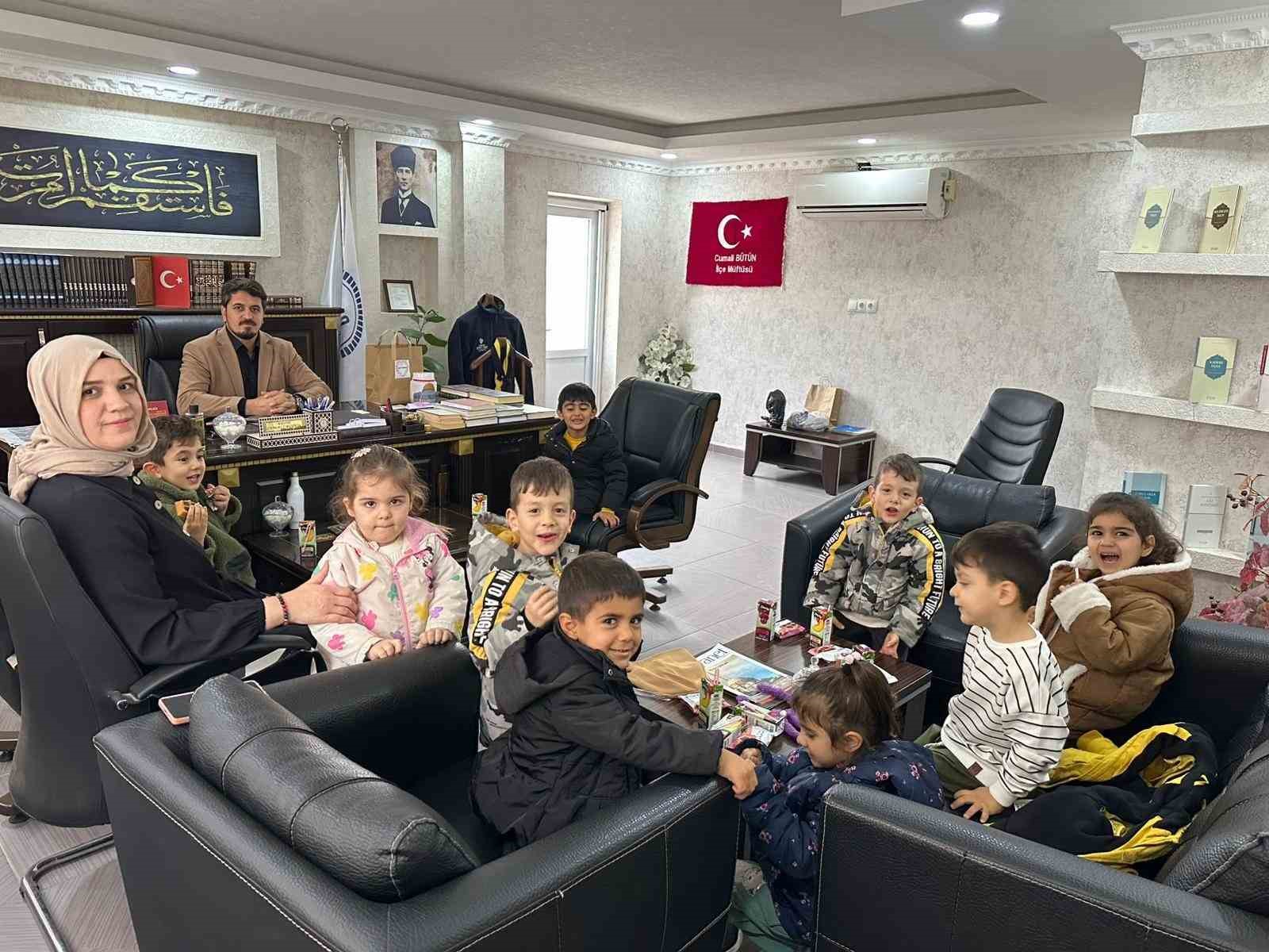 kuran kursu ogrencileri harcliklarindan biriktirdiklerini gazzeye bagisladi 1 8wYZYaLZ