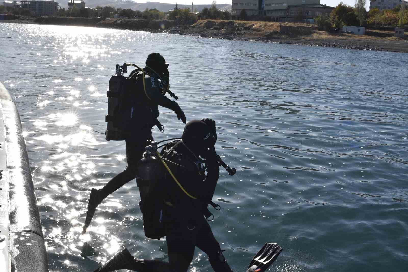 Kurbağa adamlar ve deniz polisi Van Gölü’nde kaçakçılara göz açtırmıyor 4 kurbaga adamlar ve deniz polisi van golunde kacakcilara goz actirmiyor 0 EANJHqBC