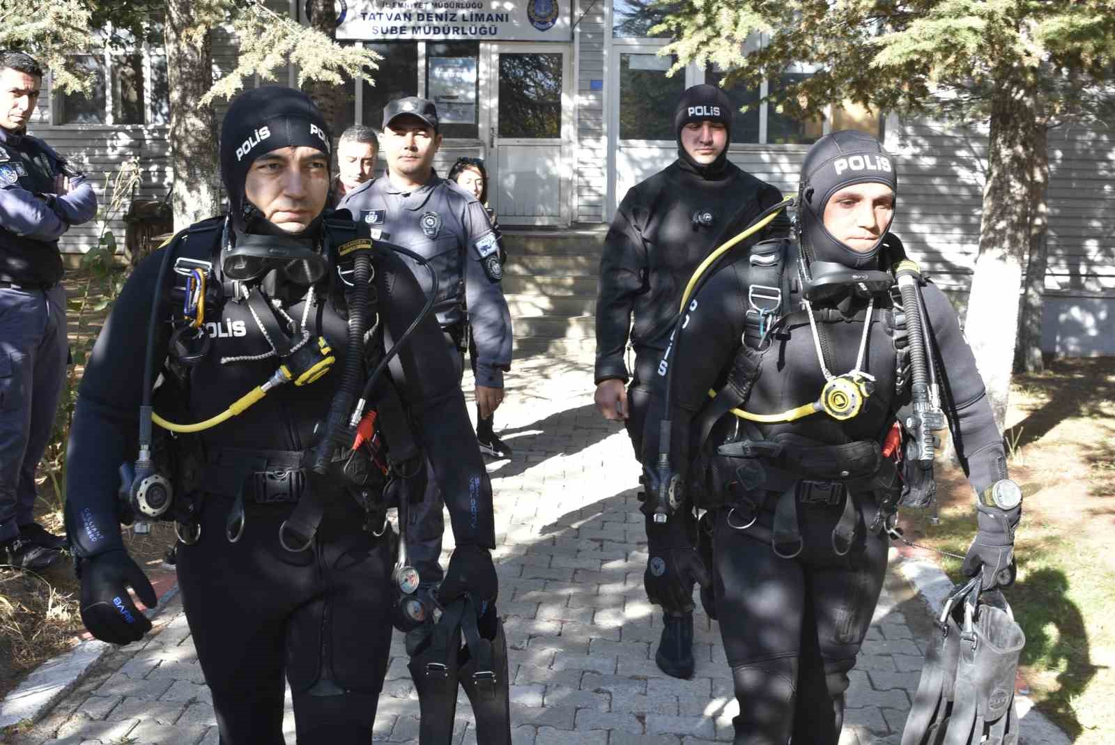 Kurbağa adamlar ve deniz polisi Van Gölü’nde kaçakçılara göz açtırmıyor 5 kurbaga adamlar ve deniz polisi van golunde kacakcilara goz actirmiyor 1 bq25Z9QQ