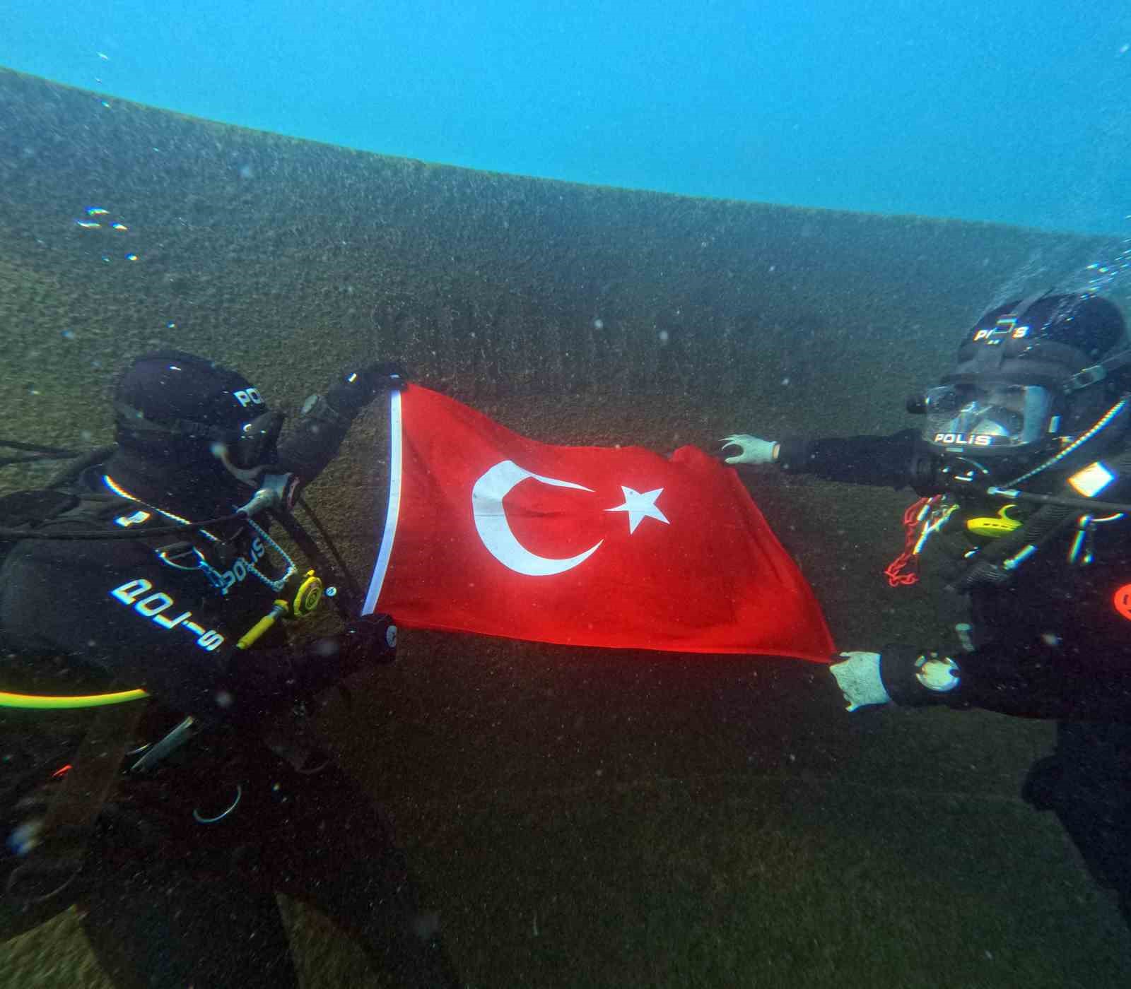 Kurbağa adamlar ve deniz polisi Van Gölü’nde kaçakçılara göz açtırmıyor 15 kurbaga adamlar ve deniz polisi van golunde kacakcilara goz actirmiyor 11 KuN3XELp