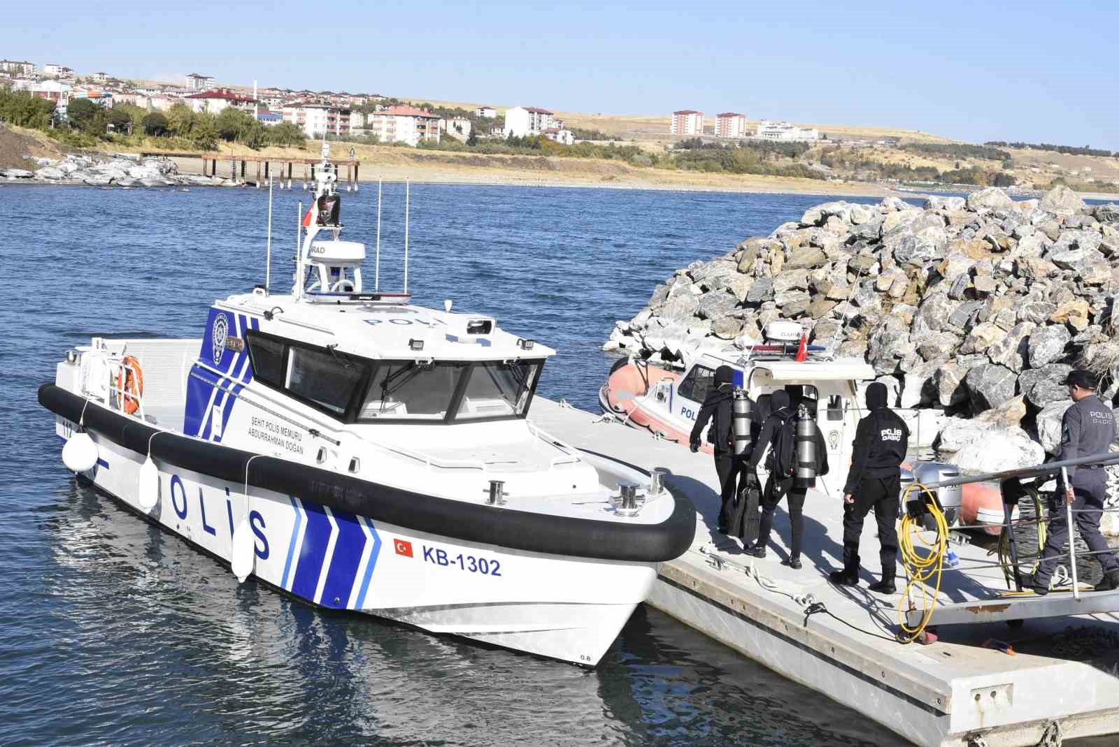 Kurbağa adamlar ve deniz polisi Van Gölü’nde kaçakçılara göz açtırmıyor 6 kurbaga adamlar ve deniz polisi van golunde kacakcilara goz actirmiyor 2 cDv6IABq