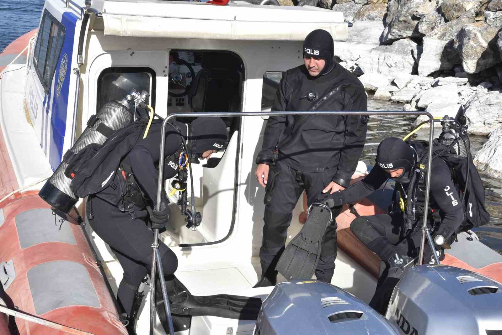 Kurbağa adamlar ve deniz polisi Van Gölü’nde kaçakçılara göz açtırmıyor 7 kurbaga adamlar ve deniz polisi van golunde kacakcilara goz actirmiyor 3 Zj5iyStZ
