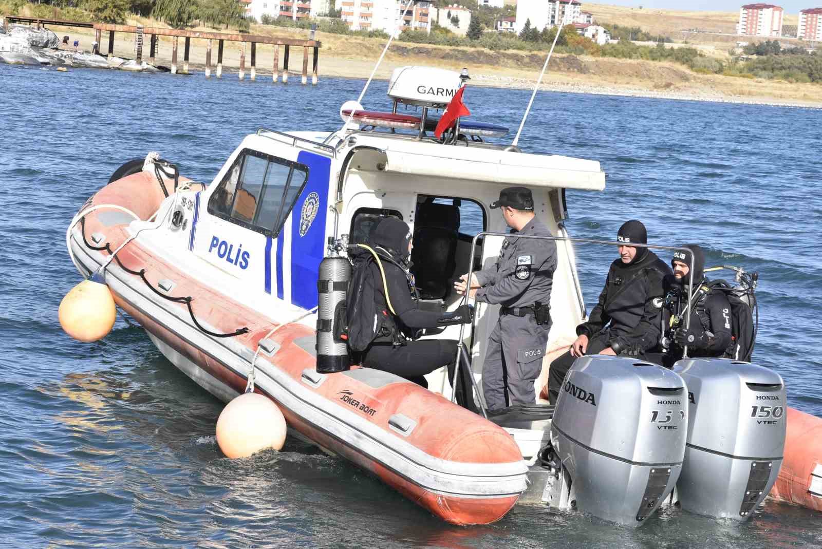 Kurbağa adamlar ve deniz polisi Van Gölü’nde kaçakçılara göz açtırmıyor 8 kurbaga adamlar ve deniz polisi van golunde kacakcilara goz actirmiyor 4 jhgRp2FN