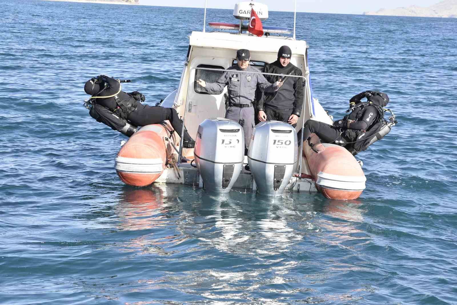 Kurbağa adamlar ve deniz polisi Van Gölü’nde kaçakçılara göz açtırmıyor 9 kurbaga adamlar ve deniz polisi van golunde kacakcilara goz actirmiyor 5 vi5hEwIL