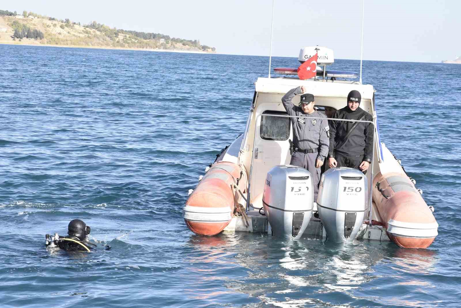 Kurbağa adamlar ve deniz polisi Van Gölü’nde kaçakçılara göz açtırmıyor 10 kurbaga adamlar ve deniz polisi van golunde kacakcilara goz actirmiyor 6 pu7EPaS1