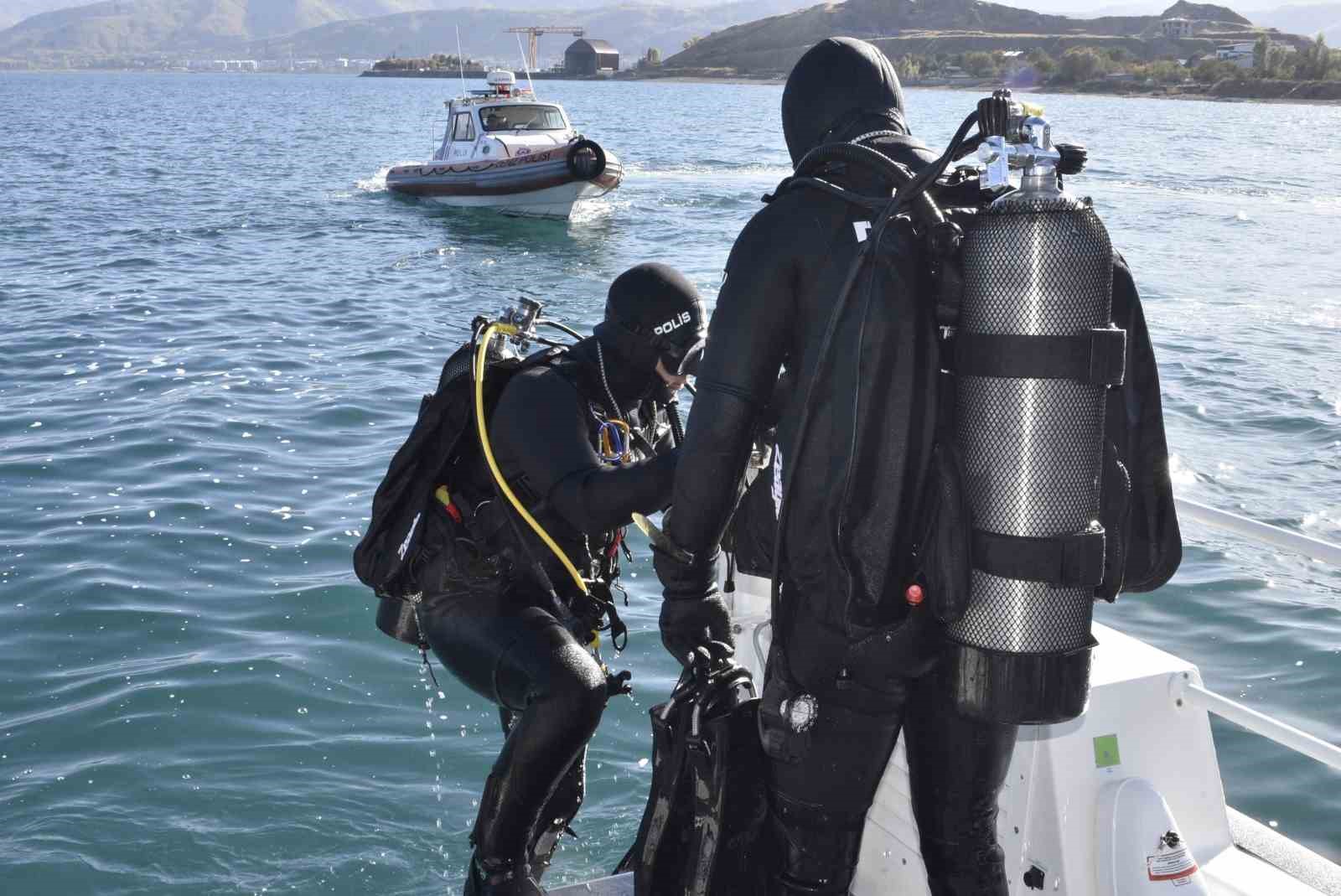 Kurbağa adamlar ve deniz polisi Van Gölü’nde kaçakçılara göz açtırmıyor 13 kurbaga adamlar ve deniz polisi van golunde kacakcilara goz actirmiyor 9 wMnOWfKP