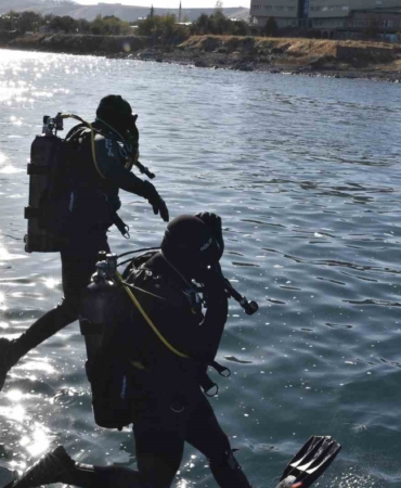 kurbaga-adamlar-ve-deniz-polisi-van-golunde-kacakcilara-goz-actirmiyor-gfNkJ2yW.jpg