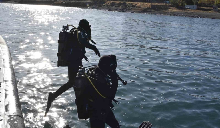 kurbaga-adamlar-ve-deniz-polisi-van-golunde-kacakcilara-goz-actirmiyor-gfNkJ2yW.jpg