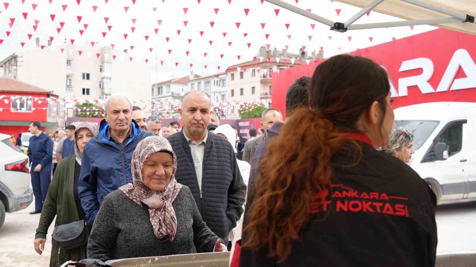 kurban bayrami oncesi uygun fiyatli et satisinda uzun kuyruklar olustu 500 kilogram kavurma dagitildi 4qOjbwL5