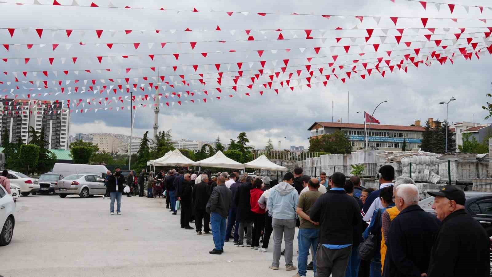 kurban bayrami oncesi uygun fiyatli et satisinda uzun kuyruklar olustu 500 kilogram kavurma dagitildi