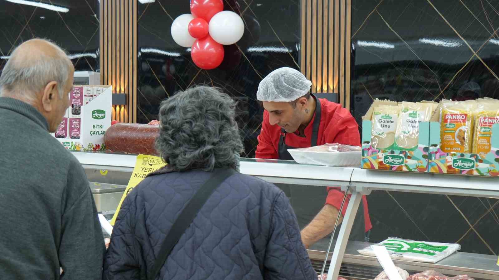 kurban bayrami oncesi uygun fiyatli et satisinda uzun kuyruklar olustu 500 kilogram kavurma dagitildi JYXCzvIg