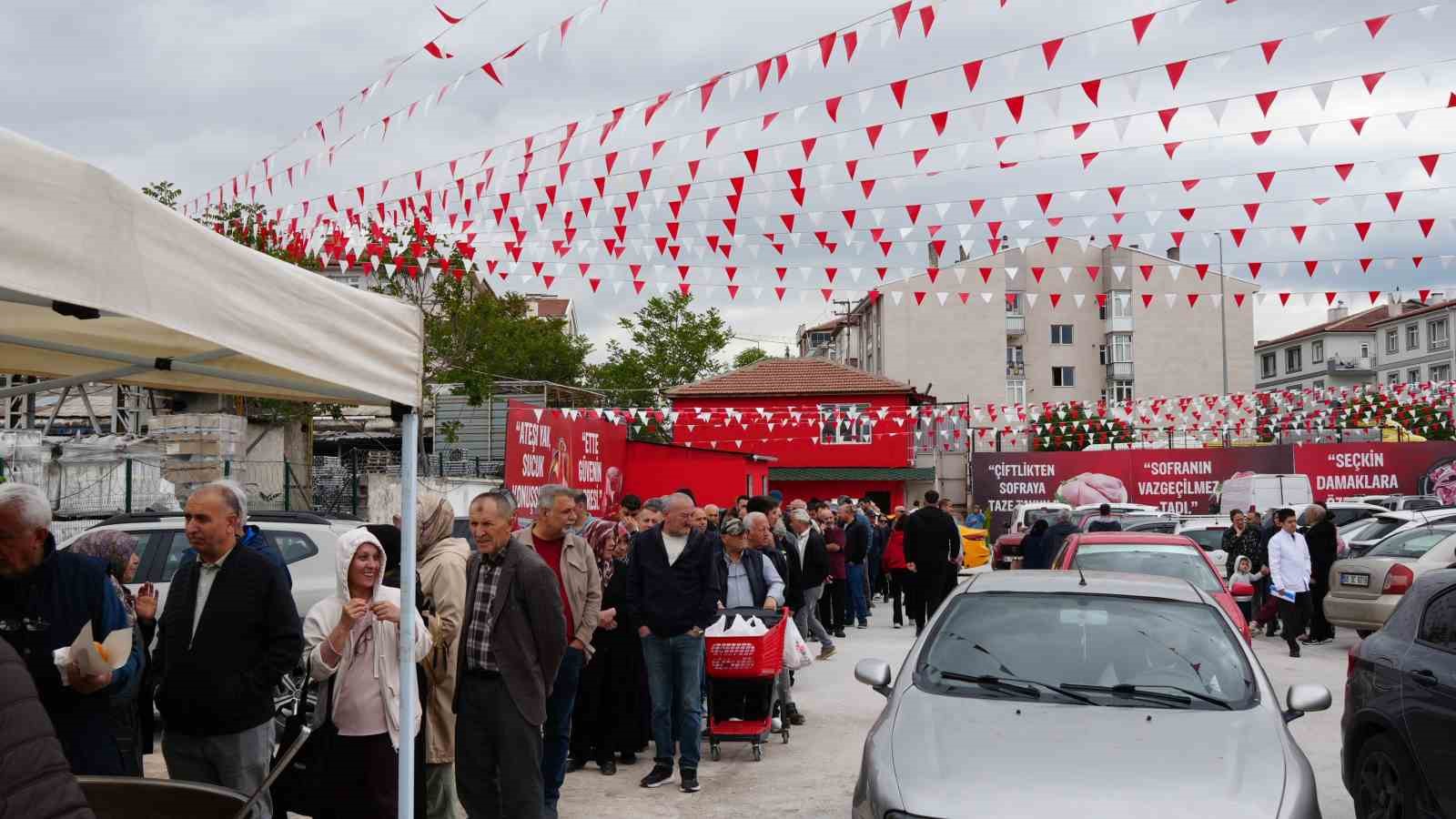 kurban bayrami oncesi uygun fiyatli et satisinda uzun kuyruklar olustu 500 kilogram kavurma dagitildi KUWKcrCf