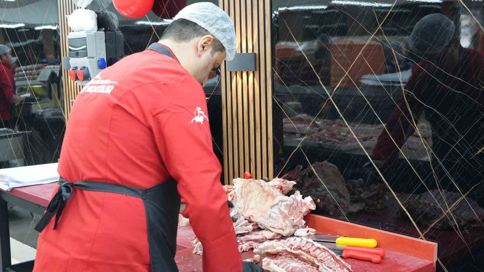 kurban bayrami oncesi uygun fiyatli et satisinda uzun kuyruklar olustu 500 kilogram kavurma dagitildi i3S4WbSZ