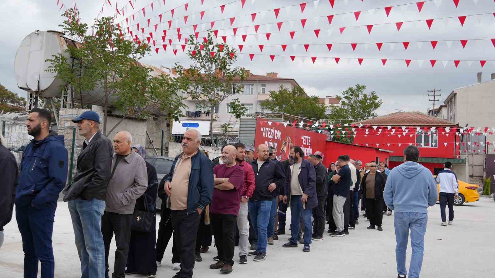 kurban bayrami oncesi uygun fiyatli et satisinda uzun kuyruklar olustu 500 kilogram kavurma dagitildi iDfZzVKM