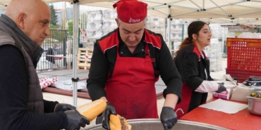 kurban-bayrami-oncesi-uygun-fiyatli-et-satisinda-uzun-kuyruklar-olustu-500-kilogram-kavurma-dagitildi-jO6c2vAm.jpg