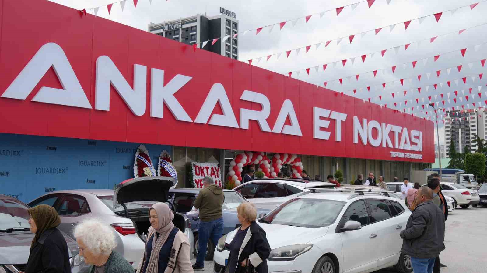 kurban bayrami oncesi uygun fiyatli et satisinda uzun kuyruklar olustu 500 kilogram kavurma dagitildi r8wSvO2X