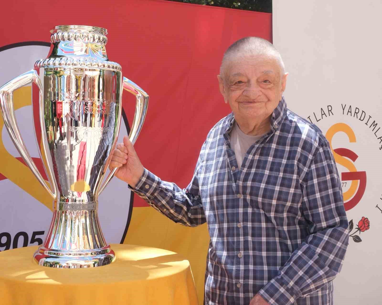 Kurban Bayramı sevinci şampiyonluk kupasıyla Galatasaraylılar Yurdu’nda yaşandı 5 kurban bayrami sevinci sampiyonluk kupasiyla galatasaraylilar yurdunda yasandi 1 MnF7Lj1O