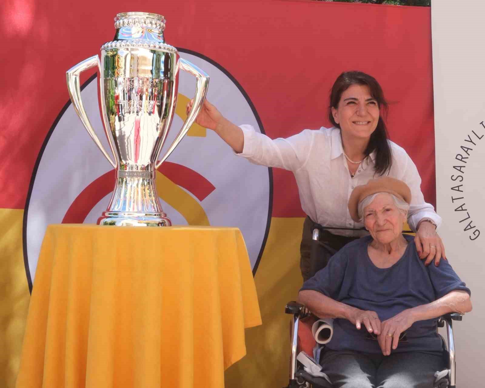 Kurban Bayramı sevinci şampiyonluk kupasıyla Galatasaraylılar Yurdu’nda yaşandı 6 kurban bayrami sevinci sampiyonluk kupasiyla galatasaraylilar yurdunda yasandi 2 Wsknifme