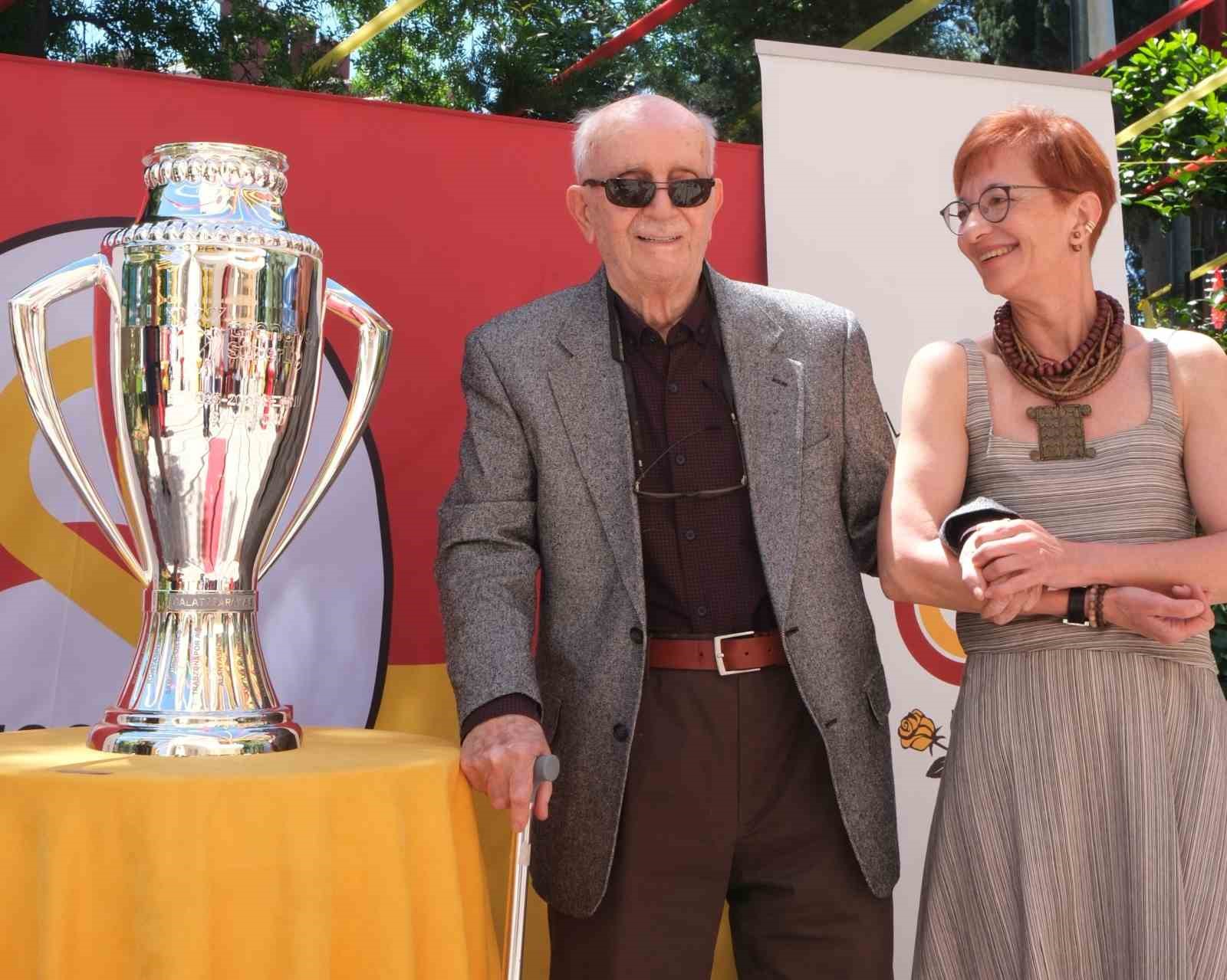 Kurban Bayramı sevinci şampiyonluk kupasıyla Galatasaraylılar Yurdu’nda yaşandı 7 kurban bayrami sevinci sampiyonluk kupasiyla galatasaraylilar yurdunda yasandi 3 6TH2EtlQ